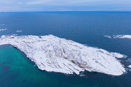 Lofoten岛和湖泊或河流Nordland县挪威欧洲白雪山丘和树木冬季自然景观背著名的旅游点图片