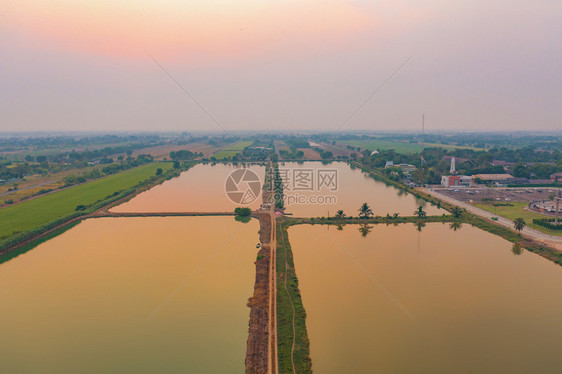 泰公园的热带森林夏季的山丘或热带绿树和上面的河流或湖泊空中最高峰图片