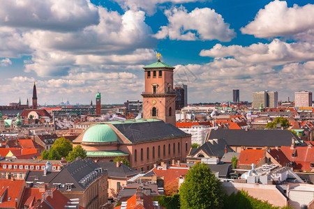 从丹麦首都哥本哈根圆塔上看到老城与圣母教堂的天际和许多红色屋顶图片