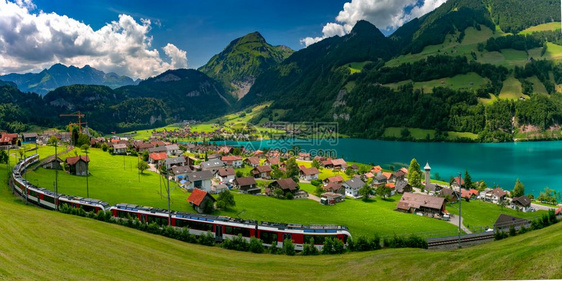 瑞士奥布瓦尔登州隆盖恩县瑞士斯韦村隆盖尔恩瑞士格村著名的红色旅游全景电动火车图片