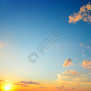 日落阳光照耀明蓝天空和橙色云图片