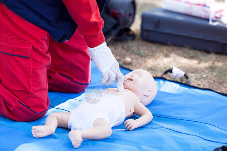 婴儿急救和CPR培训图片