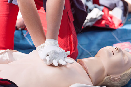 CPR心肺复苏和急救班图片