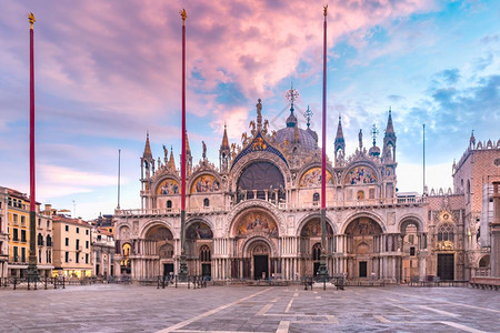 水城威尼斯圣马克大教堂Basilica在意大利威尼斯日出时从圣马可广场SanMarcoPizazza观看意大利威尼斯日出时从圣马可广场Sa背景