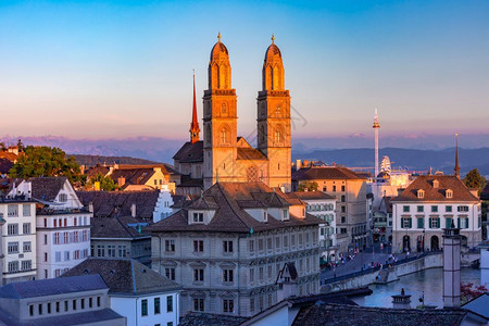 瑞士最大的城市苏黎世老落日时Limmat河沿岸著名的Grossmunster教堂瑞士苏黎世Grossmunster教堂瑞士苏黎世图片