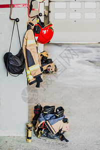 一名消防员准备在材料旁边采取行动安全灭火的工作服详情图片