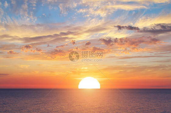 大太阳和海日落的背景自然构成图片