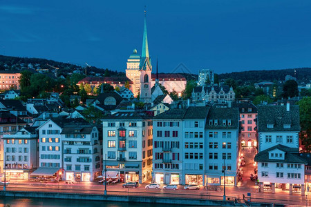 在瑞士最大的城市苏黎世旧清晨蓝色时分对旧城和林马特河进行空中观察图片