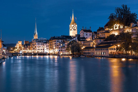 著名的Fraumunster和圣彼得教堂在瑞士最大城市苏黎世老夜里Limmat河上进行反射苏黎世是瑞士最大城市苏黎世图片