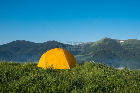 游客在山上露营帐篷喀尔巴阡山乌克兰欧洲美丽的世界图片