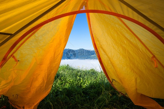 从山上的旅游帐篷草地药看太阳升起的清晨露营设备包括睡垫和枕头旅游帐篷图片