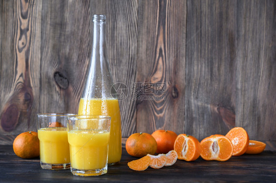 瓶橙汁和新鲜水果图片