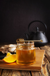 玻璃罐加蜂蜜姜柠檬和肉桂图片