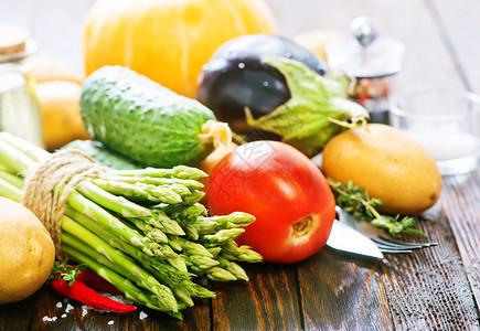 新鲜蔬菜桌上秋季收获图片