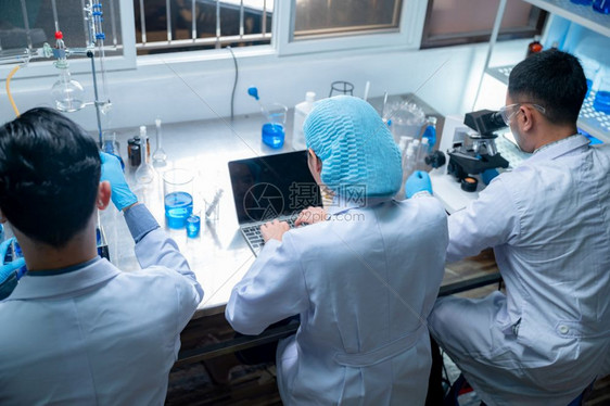 研究人员团队和在化学实验室开发抗逆转录病物图片