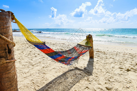 沙海浪水和岸景的滩吊床对美丽的热带风景海滩岛的展望泰国夏季沙滩度假休闲其海洋蓝天背景是图片