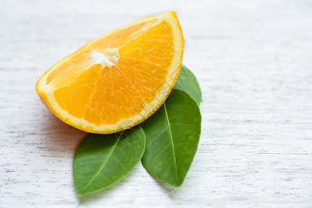 木本底橙子新鲜切片半和叶健康水果概念图片