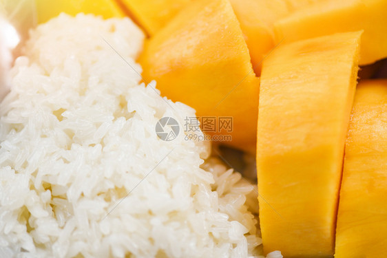 甜混合椰子牛奶加粘糊大米和黄芒果水图片