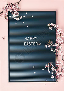 复活节照片上面有字母板和春花放在粉红的背角平地上复活节背景上面有字母板和春花图片