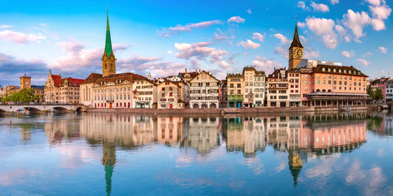 著名的Fraumunster和圣彼得教堂以及日出时在瑞士最大城市苏黎世老的Limmat河的全景瑞士最大城市苏黎世图片