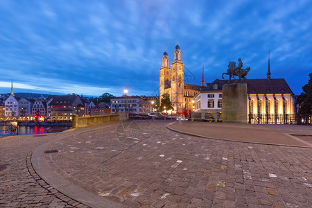 瑞士最大城市苏黎世老Limmat河边著名的Grossmunster教堂瑞士苏黎世Grossmunster教堂瑞士苏黎世图片
