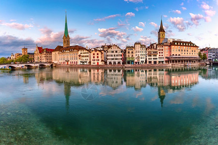 著名的Fraumunster圣彼得教堂和Limmat河瑞士最大的城市苏黎世旧日出时的全景瑞士最大的城市苏黎世图片