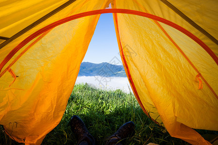 从山上的旅游帐篷草地药看太阳升起的清晨露营设备包括睡垫和枕头旅游帐篷图片