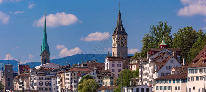 圣彼得教堂和著名的Fraumunster房屋沿瑞士最大城市苏黎世老的Limmat河沿岸的Limmat河边瑞士最大城市苏黎世图片