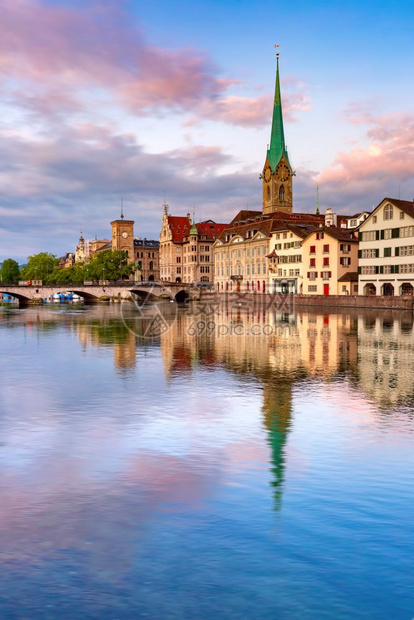 著名的Fraumunster教堂在瑞士最大的城市苏黎世老的粉红日出时在Limmat河的Limmat河上进行反射苏黎世瑞士最大的城图片