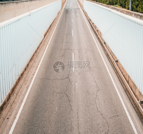 一条单行公路撞向一条隧道从上面看到图片