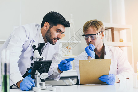 科学家研究小组与科学家研究小组合作在现代实验室生物化学遗传实验室科家进行实验研究现代室显微镜法医生物学和测试管男医生图片