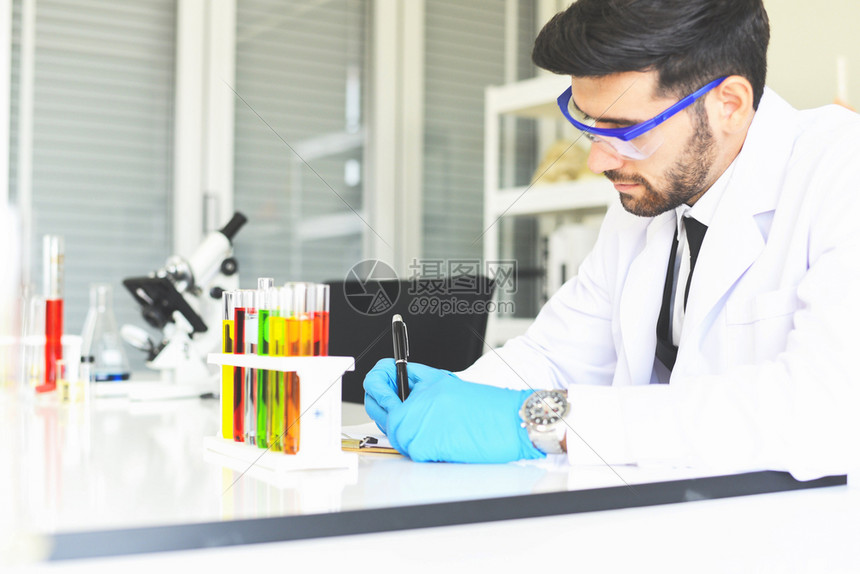 男医生科学家从事一些研究工作的男科学家在现代实验室进行在室生物化学遗传法医微生物和测试管进行实验图片