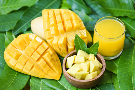甜美的成熟芒果汁杯树热带夏季水果的芒叶上配有片的图片