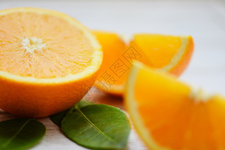 木制本底橙果新鲜片半和叶健康水果概念选择重点图片