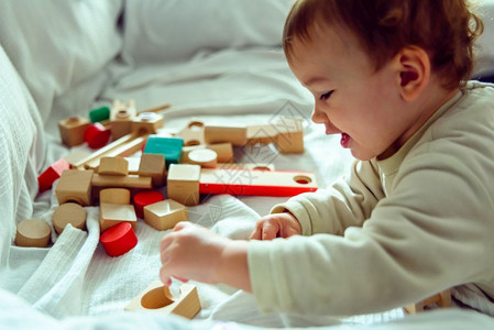 婴儿有乐趣选择木制立方体与他们一起玩耍并发展他们的空间感官joaquincorbalancom图片