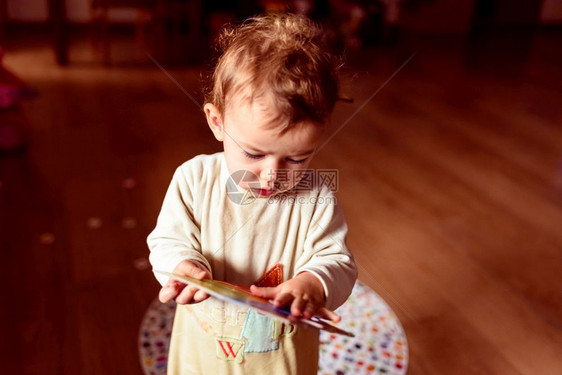 婴儿在家里玩纸板图片