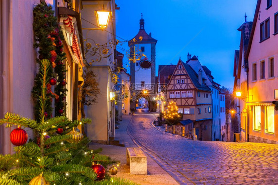 德国南部巴伐利亚州罗德堡市的中古老旧城罗德堡有大门和塔普隆莱因的圣誕街道装饰和照亮圣诞之街图片