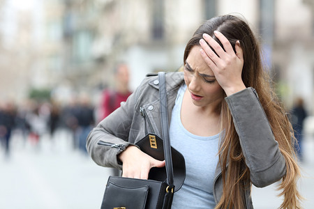在市街上看到一个身处包里心怀焦虑的女人图片