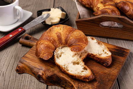 新鲜的法国羊角面包和黄油新鲜的牛角面包和黄油图片