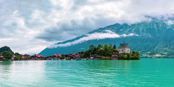 瑞士伊塞尔特瓦德Swiss村半岛及前城堡和布赖因兹湖的全景图片