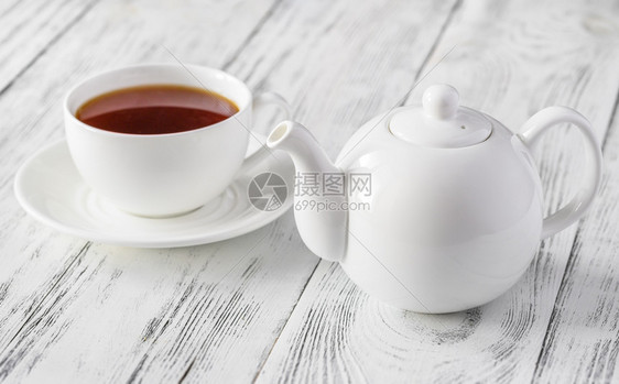 木背景的黑茶杯图片