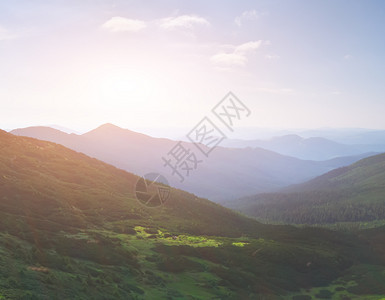 雾和山地晨景空中自然构成图片