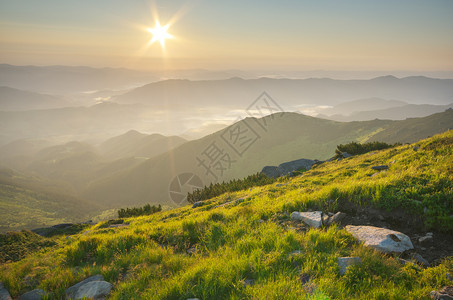 山区日落地貌自然的构成图片