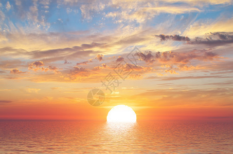 大太阳和海日落的背景自然构成图片