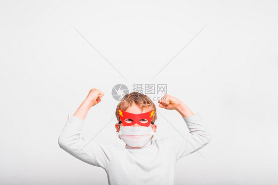 一个带着超级英雄面具保护自己免受感染的男孩图片