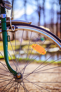 自行车配件城市自行车轮胎的近照夏季日背景