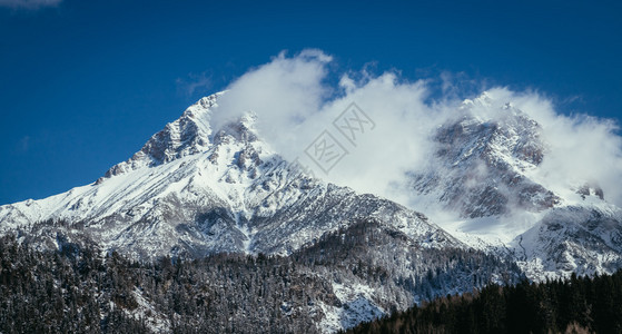 奥地利雪山和云层的紧贴图片