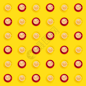 黄色背景平地方构成黄色背景的多彩咖啡杯模式图片