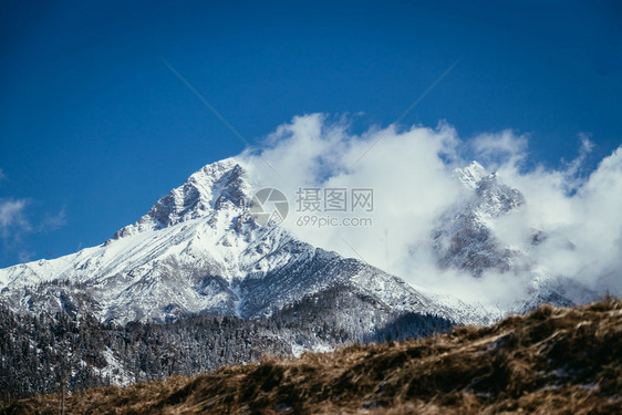 雪山和云层的紧贴图片