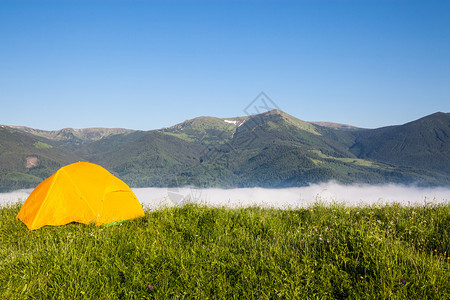 游客在山上露营帐篷喀尔巴阡山乌克兰欧洲美丽的世界图片